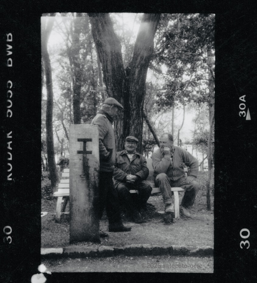 satocoto_foto's tweet photo. 愛しのベレーとハンチング・ブラダーズ
Beret and Hunting cap Brothers / Trogir, #Croatia 1997
#写真 #フィルム写真 #モノクロ #暗室 #ストリートスナップ #ベタ焼き #一人旅 #filmphoto #bnwphoto #35mm #bnw #streetphotography #monochrome #Beret #huntingcap #ベレー帽 https://t.co/Lrwzjh6BJL