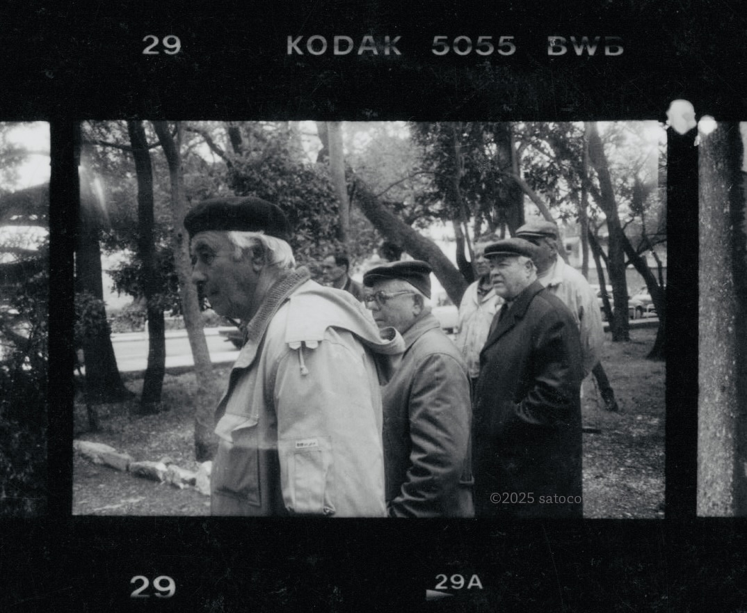 satocoto_foto's tweet photo. 愛しのベレーとハンチング・ブラダーズ
Beret and Hunting cap Brothers / Trogir, #Croatia 1997
#写真 #フィルム写真 #モノクロ #暗室 #ストリートスナップ #ベタ焼き #一人旅 #filmphoto #bnwphoto #35mm #bnw #streetphotography #monochrome #Beret #huntingcap #ベレー帽 https://t.co/Lrwzjh6BJL