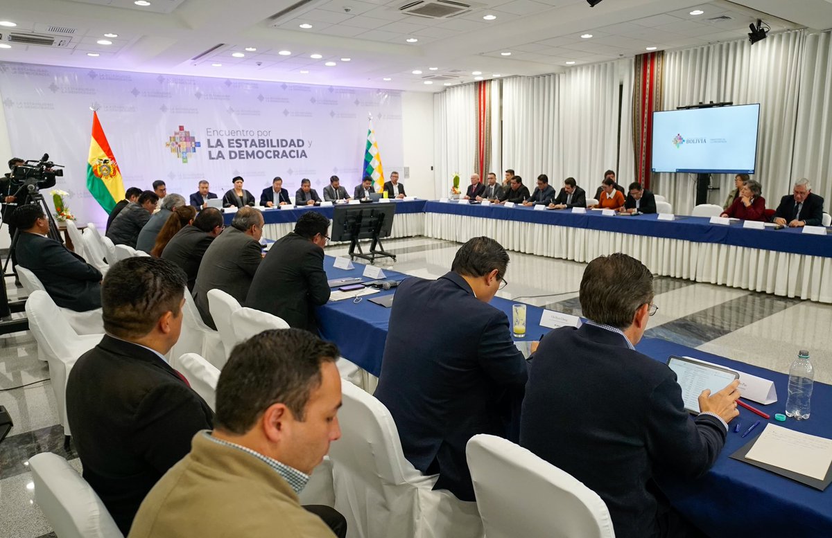 Quiero agradecer la vocación democrática, que ha quedado clara frente a todo nuestro país, de todas y todos los que asistieron al Encuentro por la Estabilidad y la Democracia, realizado hoy en Casa Grande del Pueblo.

Usar las palabras diálogo y democracia sin convertirlas en