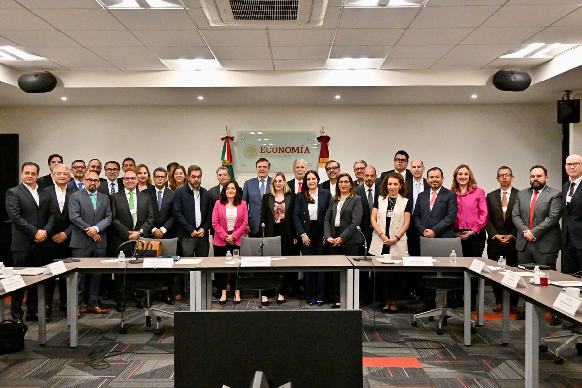 m_ebrard's tweet photo. En estrecha cooperación con fabricantes de las autopartes , una de las exportaciones más relevantes de México. Hacemos equipo para salir avante en las negociaciones comerciales en curso !!! https://t.co/WUbGwIvmWE