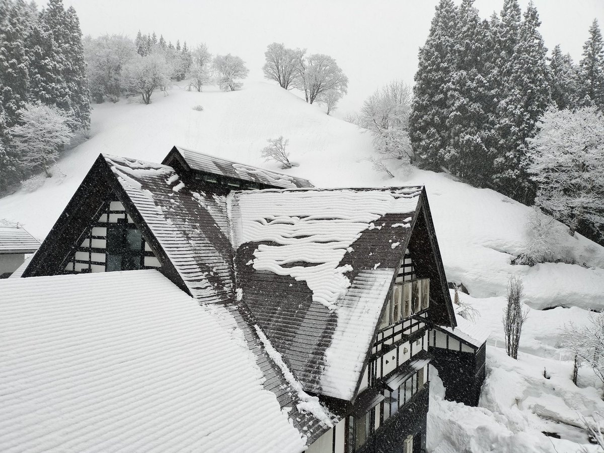 雪がしんしんと積もる里山十帖＠新潟大沢。うっとりするほど美味しい野菜を活かしたお料理。雪が降りそそぐ露天風呂。