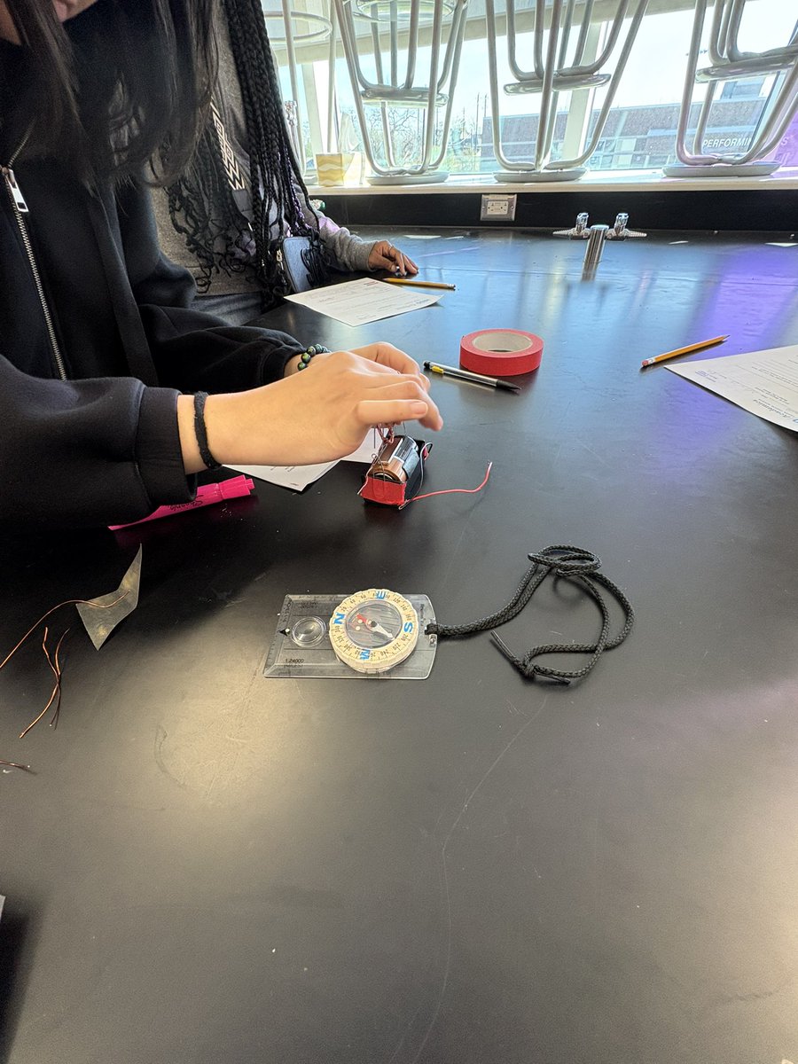 kee__lou's tweet photo. Building a DC motor in physics. The cool kids enjoyed making an actual electromagnet. #physicsrocks @northside_hs @HISD_SecSci @HoustonISD https://t.co/BPRZc6BTJG