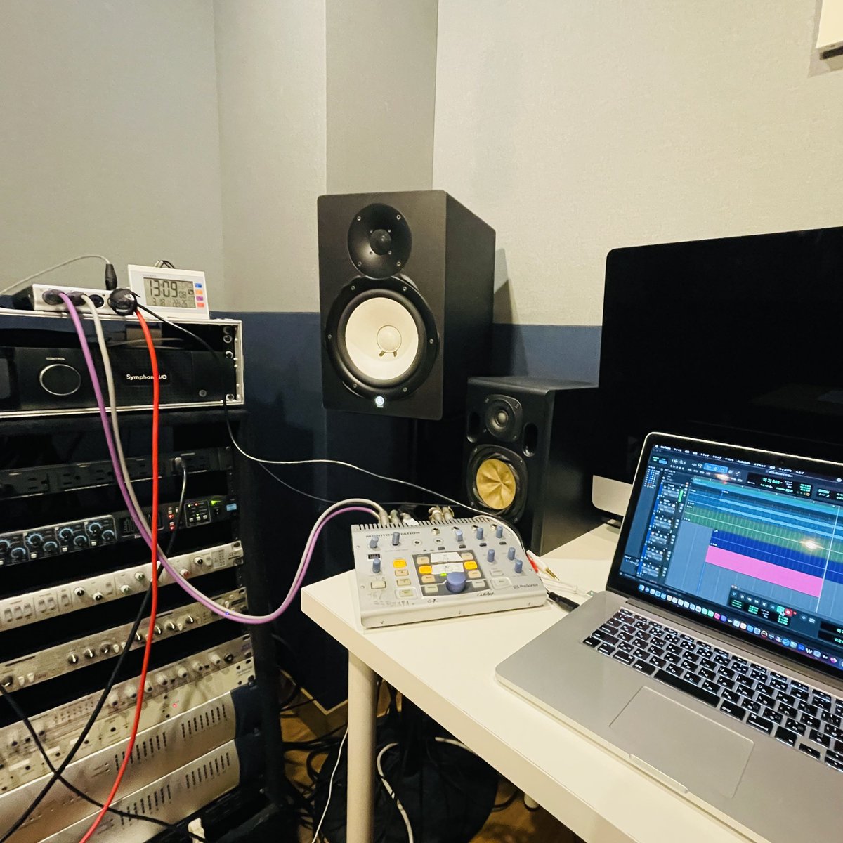 rsroger555's tweet photo. 働き方改革でさ
誰か幸せになったのか❓❓❓
で…
昨日もSTUDIO V.A.M.P
我妻邦夫さんのレコーディングだよ〜
#シーズファクトリー #studiovamp #ワンオペで写真これのみ https://t.co/82qaPqMhtp