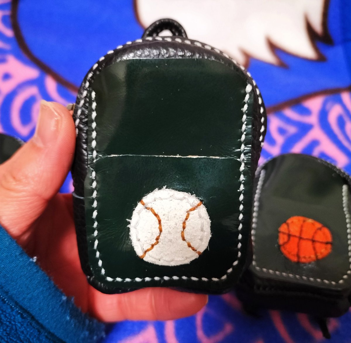 kagaya08969411's tweet photo. ミニチュアスポーツリュック完成✨
サッカー⚽️バスケ🏀野球⚾️
小さなものなら入りますよ〜
ガチャガチャ用の小銭とか🤭
#レザークラフト #牛革 https://t.co/WNFeNNf6WT