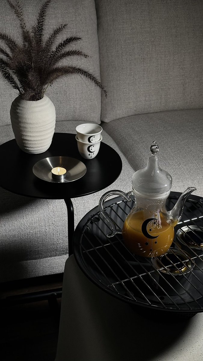 وجهك اللي يشبه البدر في نص رمضان
فـارقٍ عن زين غيره ، بـ روحانيّـته