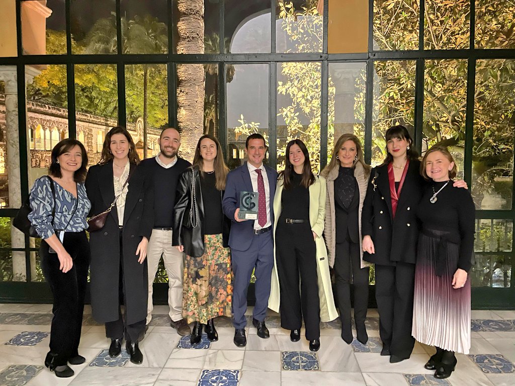 Agradecidos 🤗 por el galardón recibido en la emotiva gala 🎀  <a href="/ContraCancerSEV/">Asociación Española Contra el Cáncer en Sevilla</a> 💪 <a href="/SevillaAlcazar/">Alcázar de Sevilla</a> 🕍
#TrabajoEnEquipo 
#SomosHUVR