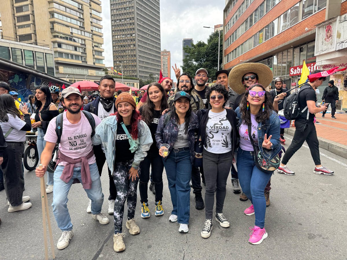 ¡Crece el poder de la gente!

Hoy salimos a manifestarnos en defensa de la #ReformaLaboral ✊🏼

¡El pueblo manda! #ConsultaPopularYa