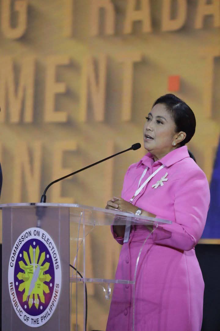 FilChinoMarkLim's tweet image. 2016: The last man standing is a WOMAN
- Cong. Leni Robredo

2022: The best man for the job IS A WOMAN
-  VP Leni Robredo 

#KayLeniNaTayo 
#10RobredoForPresident 
#PiliPinasDebates2022
#Throwback
#WomensWednesday