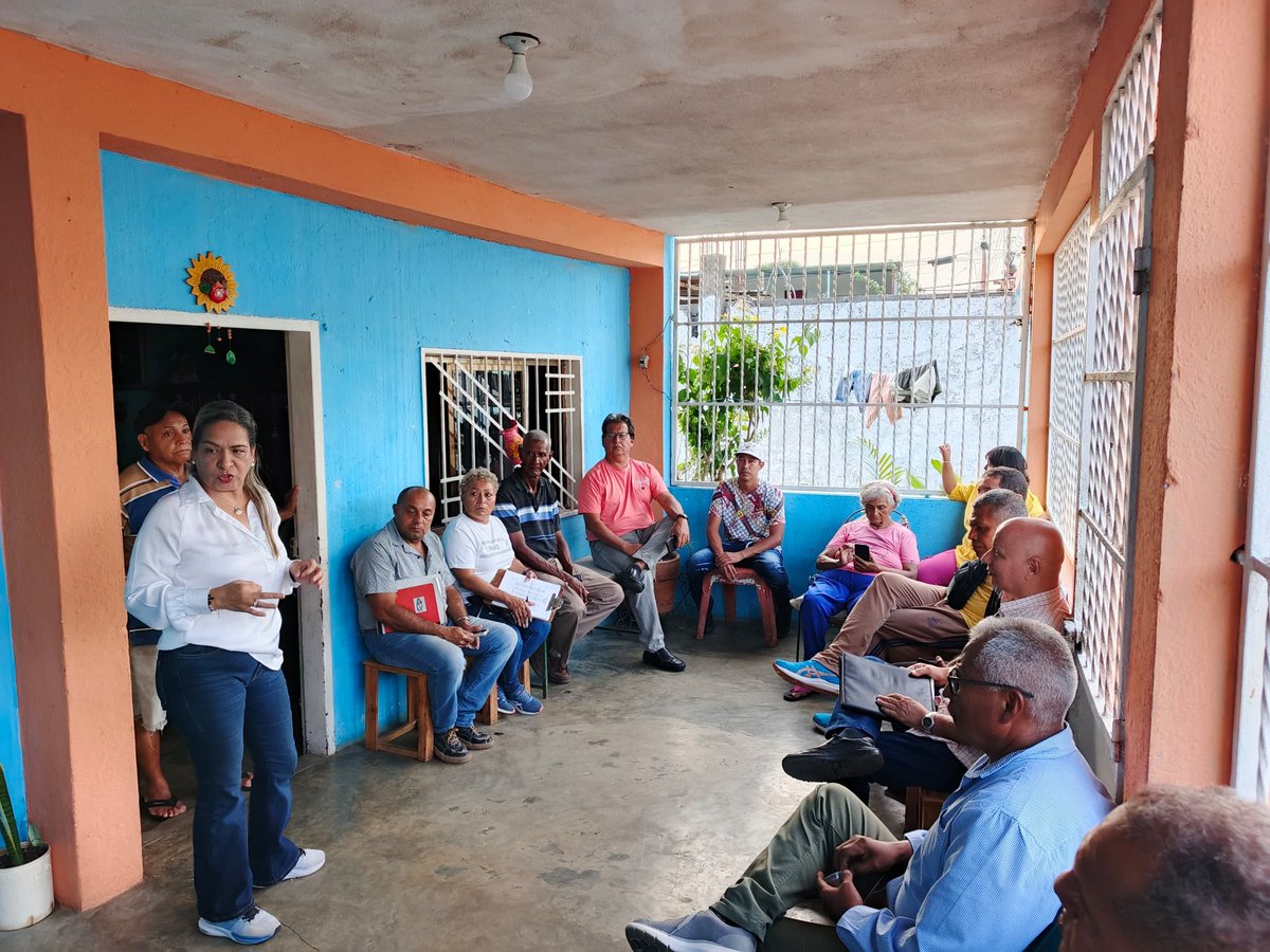 ADECOSCARONI's tweet photo. #18DeMarzo @AD_Bolivar en resistencia girando por el municipio, reunidos con sus autoridades parroquiales ( Chirica) y nuestra Sec general @aidagonzalez33 dando orientaciones y analizando juntos nuestras acciones a tomar próximamente . Aquí nadie se rinde la lucha continua ! https://t.co/QCvH1Jz5FL