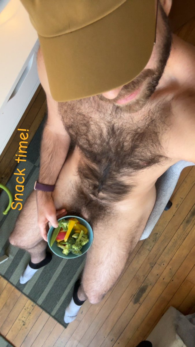 Snack time! #gay #hairy 🦦