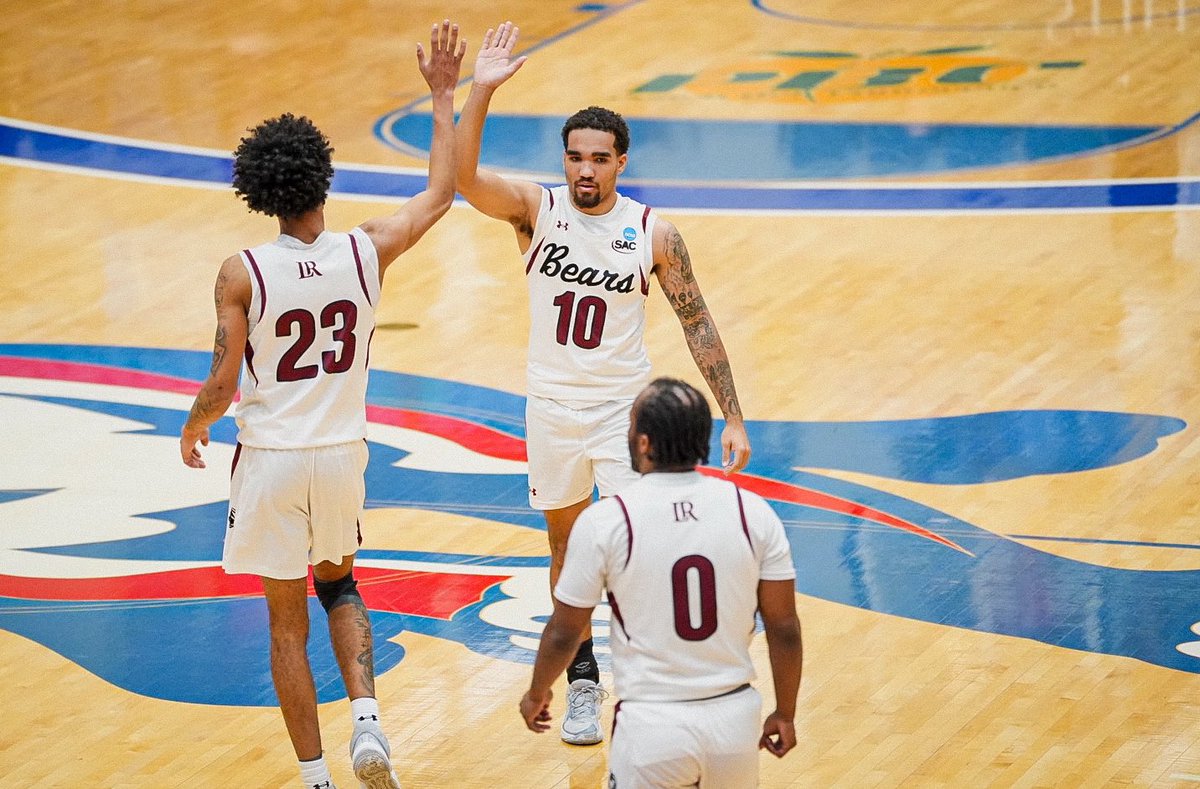 Conrad Luczynski and Junior Hodnett combined for 24 points to lead the Bears into the break!
 
LR 37  UNCP 24 | HALF