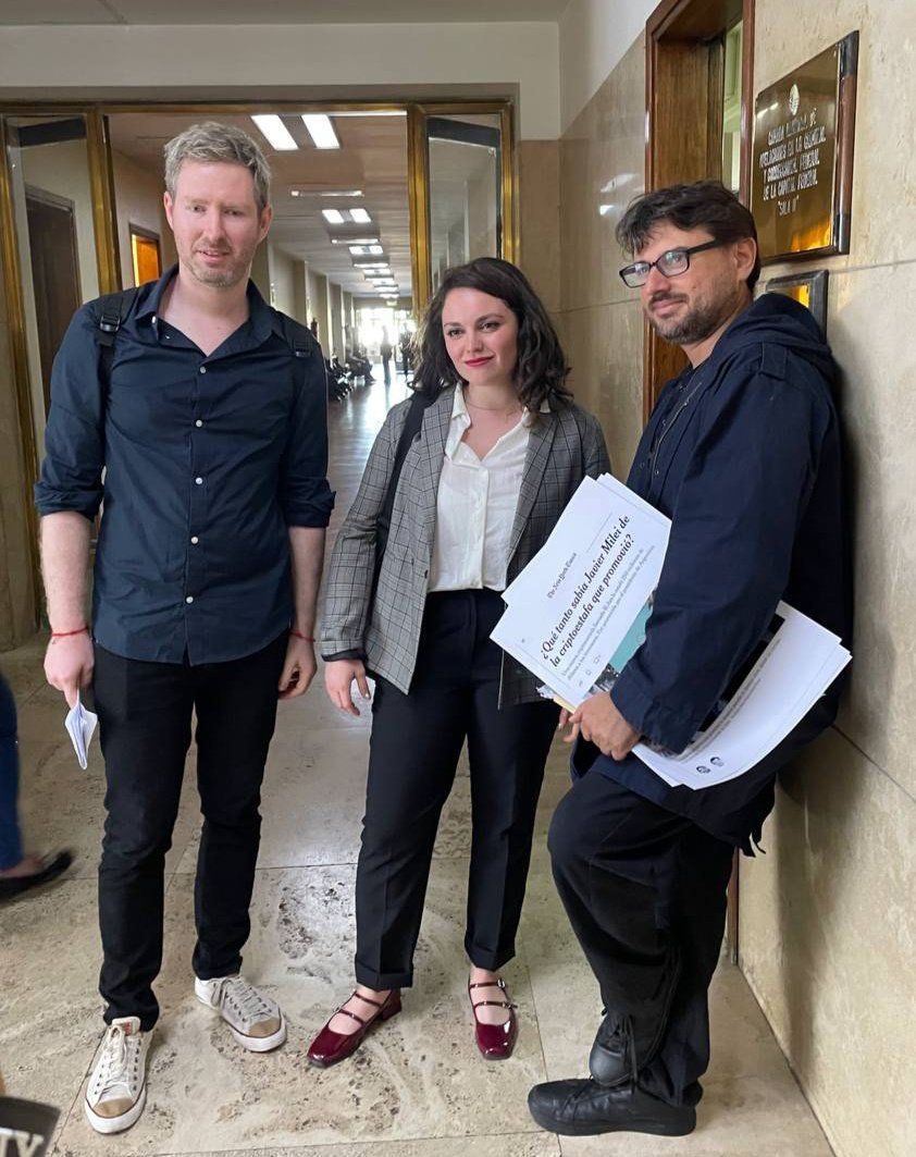 Las pruebas que llevó Grabois a Comodoro Py para denunciar a Milei por el caso Libra fueron ... tapas de diarios y notas periodísticas.
Tan chanta que es simpático.
Recién en <a href="/lanacionmas/">La Nación Más</a>