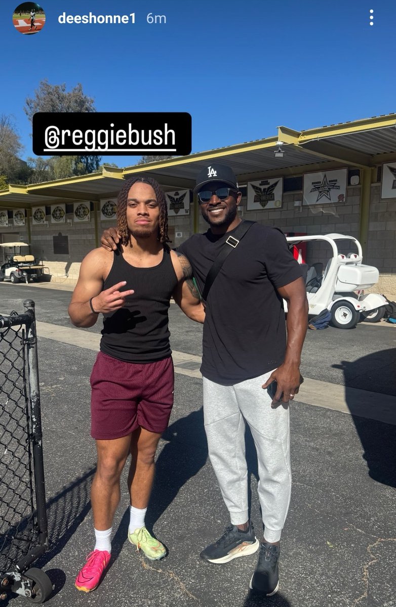 Oaks Christian running back, Deshonne Redeaux
posted up with Reggie Bush — and this is a great sign for USC. ✌️