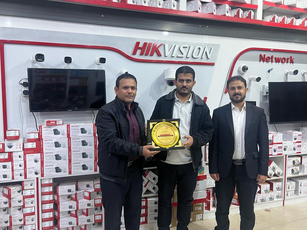 itye2's tweet photo. نقابة تكنولوجياالمعلومات والإتصالات اليمنية
 تكّرم شركة هيكفيجن تكنولوجي Hikvision ووكيلها في اليمن
(الشهاب تك للإلكترونيات والطاقة) 

في إطار تعزيز التعاون والروابط بين النقابة والشركات 
قام المهندس/محمد أحمد الرياشي
رئيس نقابة تكنولوجيا المعلومات والإتصالات اليمنية https://t.co/csDHplOXuf