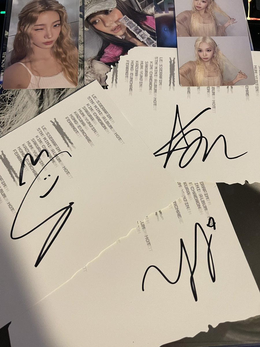 HOT pulls with Chaewon, Kura, and Yunjin sigs. (Looking for Zuha sig)