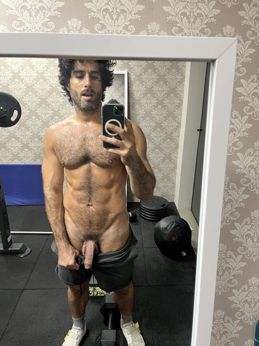 2 pic. Blow me in the locker room?   https://t.co/9Ml7VuloSu https://t.co/zmahq7JtwE