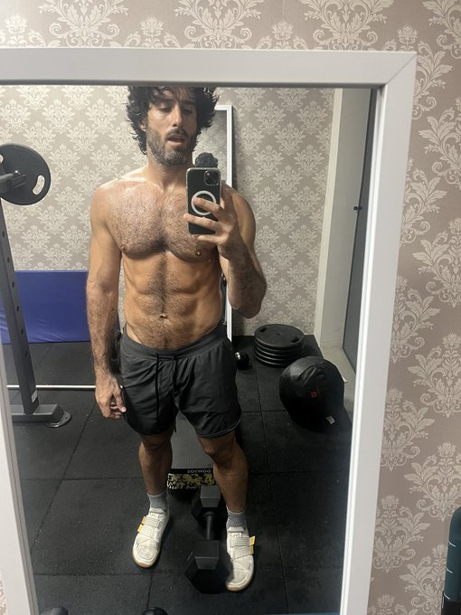 1 pic. Blow me in the locker room?   https://t.co/9Ml7VuloSu https://t.co/zmahq7JtwE