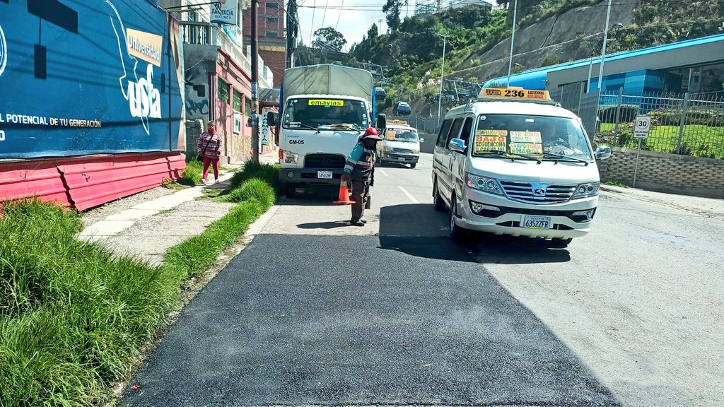 SMIPLaPaz's tweet photo. #LoÚltimo| El GAMLP atendió la demanda ciudadana en diferentes puntos de las avenidas Avaroa, Circunvalación, Los Leones y del Libertador. #MaxParedes #SanAntonio #Sur

¡Su alerta es importante, llamando a la línea gratuita 114!

#PlanBacheo2025 #Red114
#IvanArias #YoPeriodista https://t.co/rFMIe2zfli