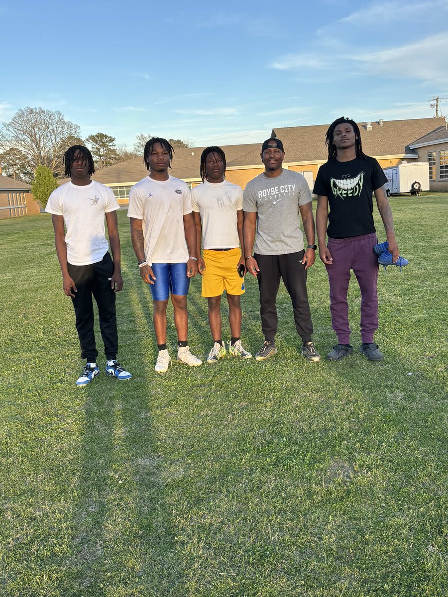 Radarius Owens (Coach 🅾️) (@coach_owens5) on Twitter photo A lil work with the youngsters today! <a href="/brytyavisdear7/">Brytyavis</a> <a href="/Smittty2026/">Dequavion smith</a> <a href="/SemajMckenzie3/">Drill</a> 
#LandOfLegends A lil work with the youngsters today! <a href="/brytyavisdear7/">Brytyavis</a> <a href="/Smittty2026/">Dequavion smith</a> <a href="/SemajMckenzie3/">Drill</a> 
#LandOfLegends