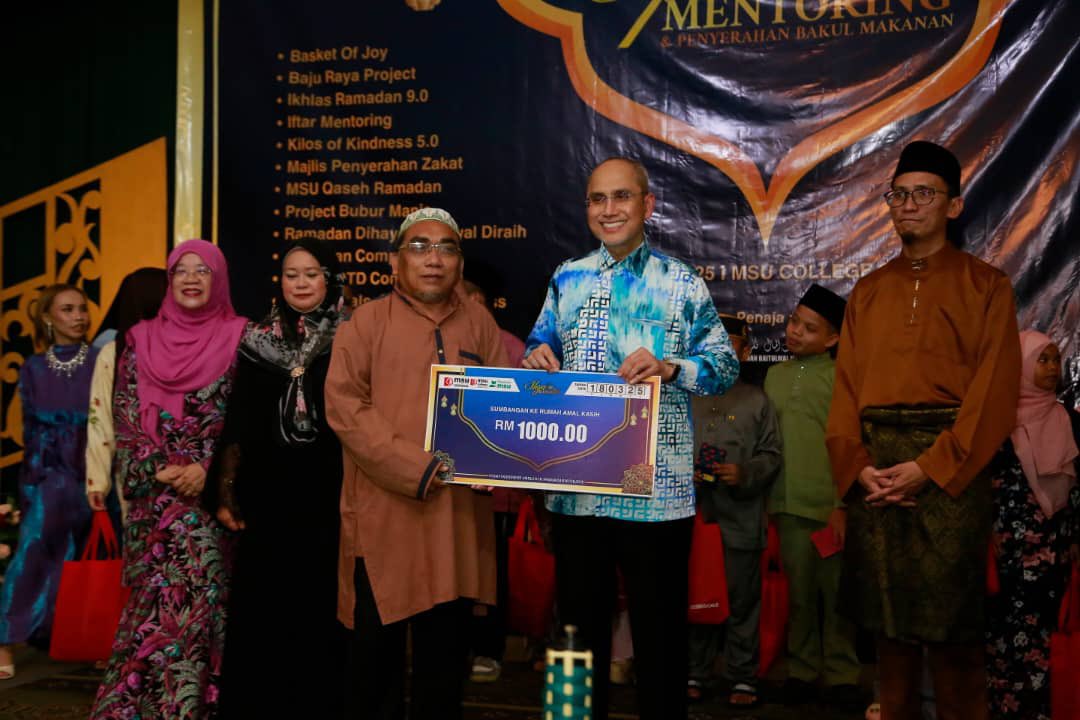 MohdShukriYajid's tweet photo. Distributed zakat to orphanage homes and @MSUCSabah zakat recipients at the Mentoring Iftar event. With #1day1kindness in mind this #IhyaRamadan, we hope to reach those in need by fostering generosity and empathy in the spirit of giving. #RamadanCare #MSUsdg @MSUmalaysia https://t.co/6d6icPAxR0