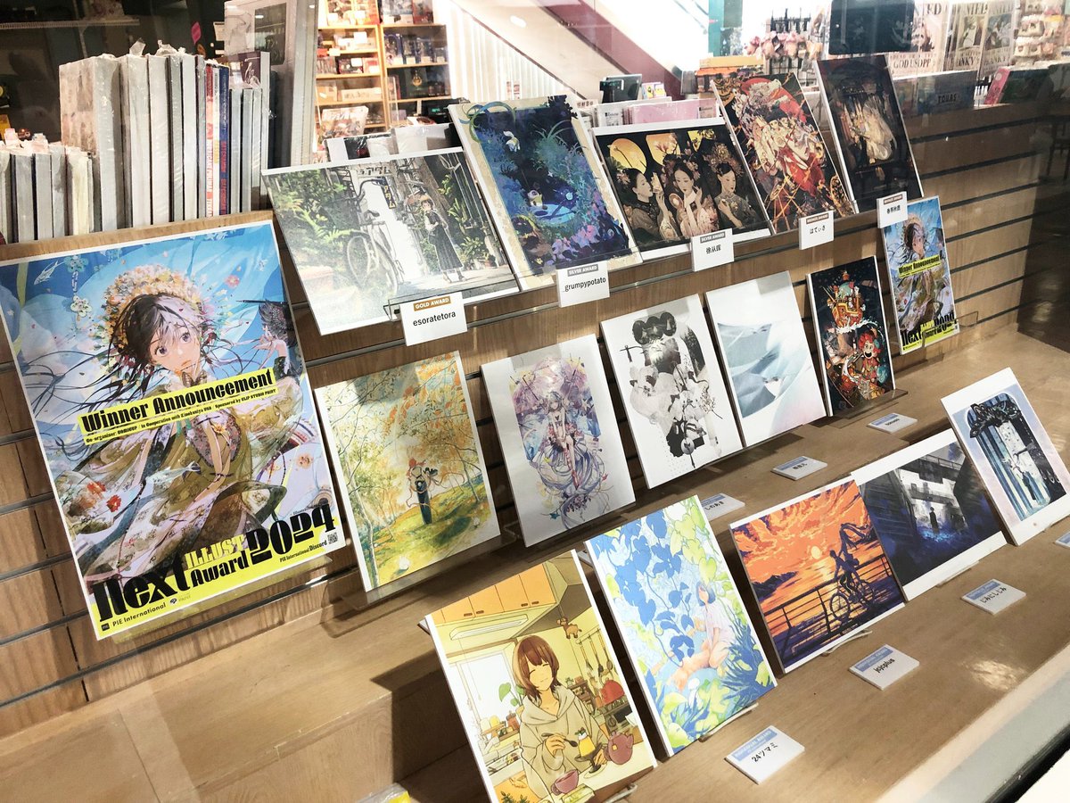 kikan_s_ss's tweet photo. 【Next ILLUST Award 2024 受賞展】

アメリカ紀伊国屋書店・サンフランシスコ店での展示が始まりました🖼️✨
会期は3月末まで❣️ぜひお立ち寄りください🌟

ほかにも米国複数店舗での開催を予定しています🇺🇸
続報をお楽しみに〜📣💫

🔻ニューヨーク本店での展示は引用先を要チェック✔️ https://t.co/iiREm8SCQA