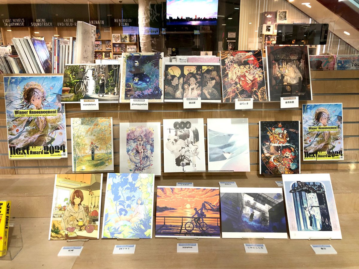 kikan_s_ss's tweet photo. 【Next ILLUST Award 2024 受賞展】

アメリカ紀伊国屋書店・サンフランシスコ店での展示が始まりました🖼️✨
会期は3月末まで❣️ぜひお立ち寄りください🌟

ほかにも米国複数店舗での開催を予定しています🇺🇸
続報をお楽しみに〜📣💫

🔻ニューヨーク本店での展示は引用先を要チェック✔️ https://t.co/iiREm8SCQA