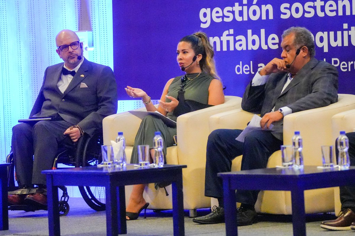 comviviendaperu's tweet photo. La presidenta de la Comisión de Vivienda, @RosselliAmuruz, participó en el Foro Internacional sobre gestión sostenible del agua en el Perú, realizado en el Centro de Convenciones de Lima. ¡Comprometidos con un acceso equitativo al agua para todos! 💧
#ConstruyendoUnPerúMejor https://t.co/t3jU7pXptg