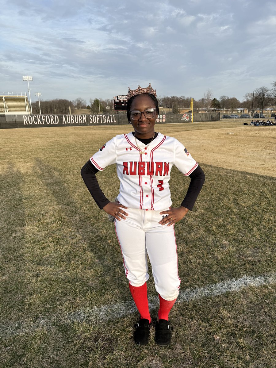 AuburnKnightsSB's tweet photo. Knights WIN!

@BakerMaylee earns the W in the ⭕️ w/7 Ks!
Hudson 3-4, 3B, 3 R, RBI, 3 SB
@EvaOstergard 2-2, 2B, 3R, 2 BB, 2 SB
@LilyParr2026 2-3, 2 2B, R, 3 RBI
Jasso 1-2, R, 2 RBI, BB
Johnson 1-2, 3B, R, 2 RBI, BB

Earning tonight’s 👑: KayKay Hudson! https://t.co/eAKbgQQPEt