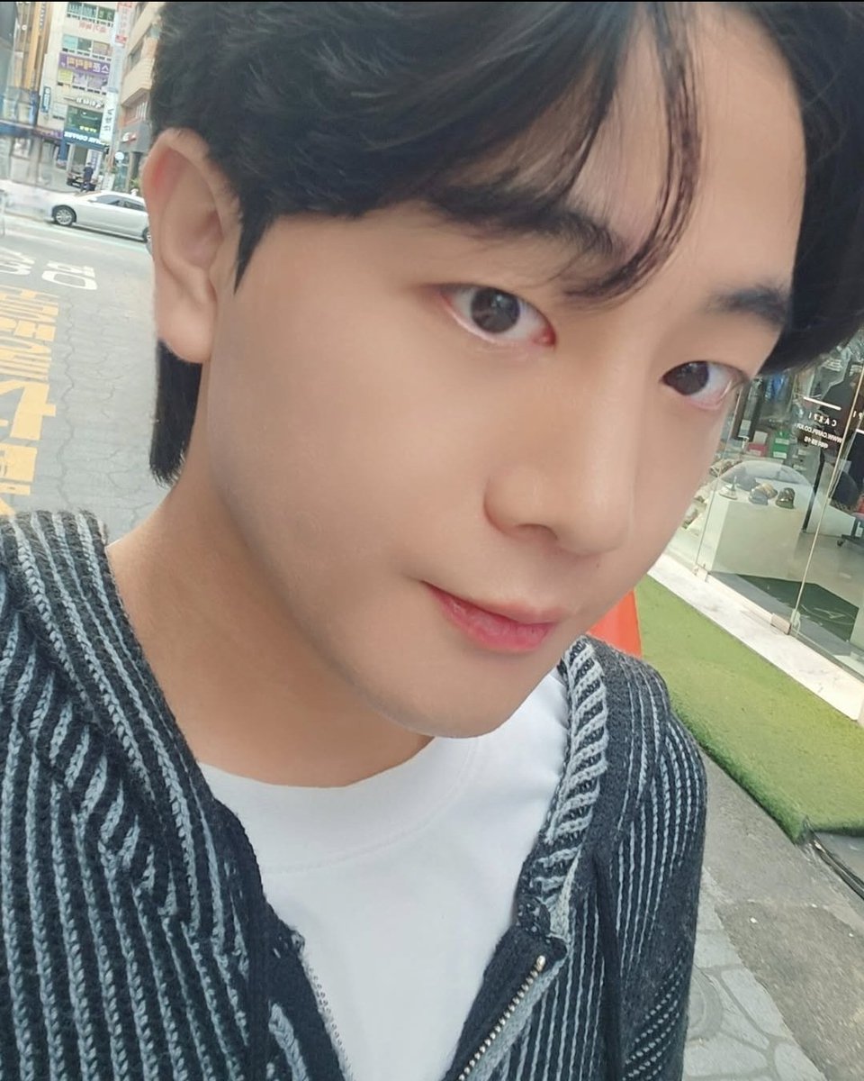 UpdateKBoys's tweet photo. 🎉🎂 Hoje, o Munik (ex-DKZ), está completando 24 anos. Parabéns!
Nós desejamos um feliz aniversário, muita saúde e sucesso em sua carreira! 🥳✨
HAPPY MUNIK DAY
#HAPPYMUNIKDAY
#DKZ #동키즈
#MUNIK #문익 https://t.co/aRMuUbS6Dv