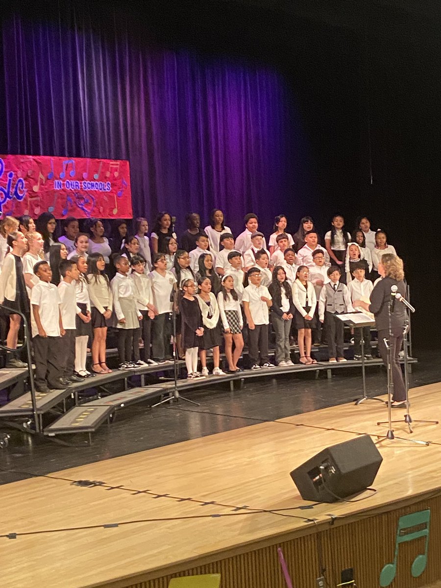 Hernandez_PCSD's tweet image. Our Hillcrest Scholars were definitely spreading the joy by singing their hearts out tonight.❤️💙 #PeekskillPride