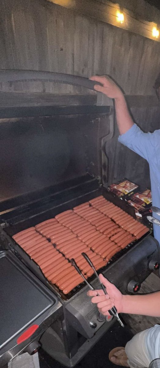 cleetus_chunder's tweet photo. Dogs on the grill, Yep. https://t.co/jX7dWzDdHs