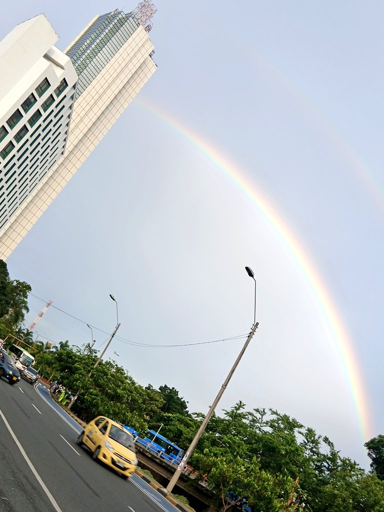 alexduran76's tweet photo. Postales de los Iconos de nuestra ciudad con atardecer y arcoiris incluido.
Torre de Cali
Tres cruces
Cristo rey
Los Farallones de Cali 
#vamoscali 
Video: Jorge Suarez https://t.co/V7Bf8RbjUt