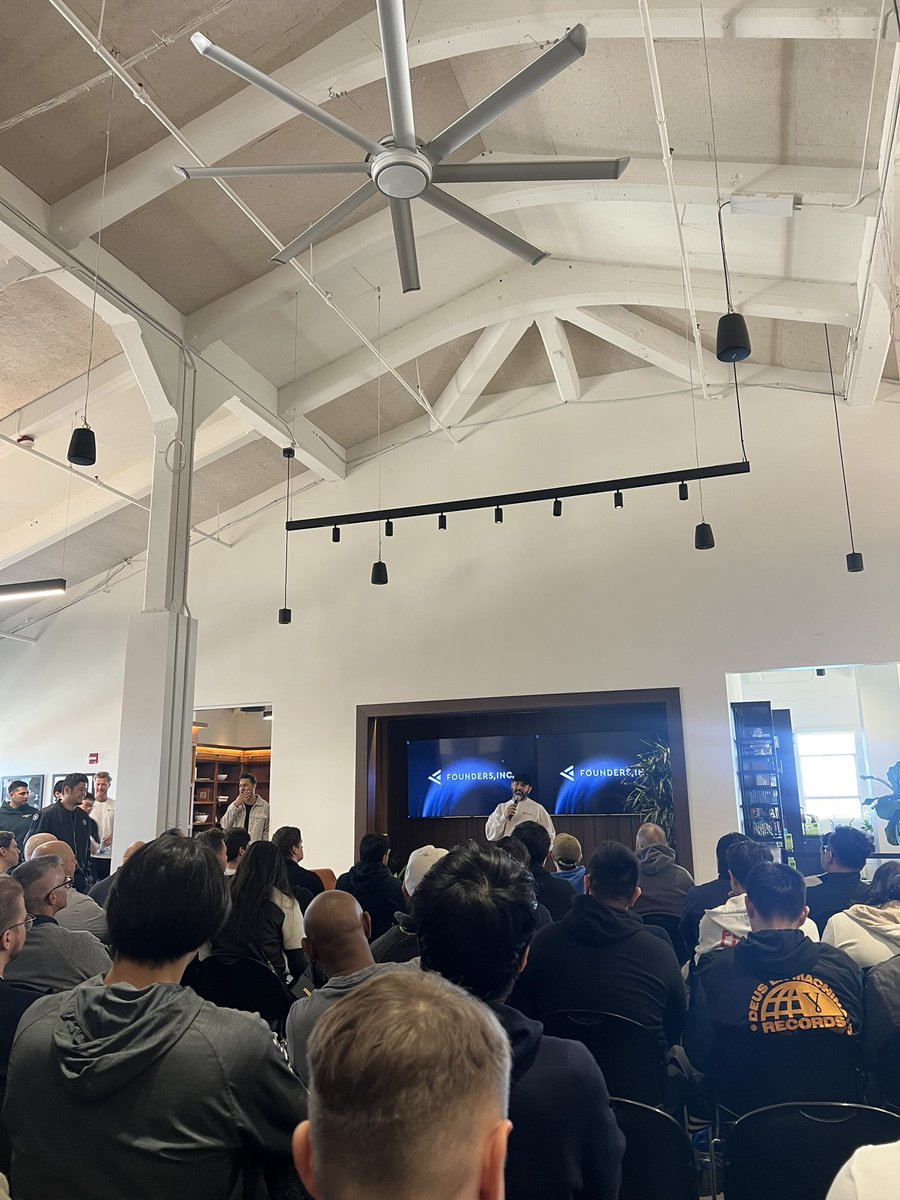 verydeeranged's tweet photo. Day 1 of GDC
@leah_cb — “There’s a lot of FUD around Web3 gaming, but seeing everyone here is like a big group hug.” 🤗 

Head down, stack bricks, keep building. ⚒️🧱