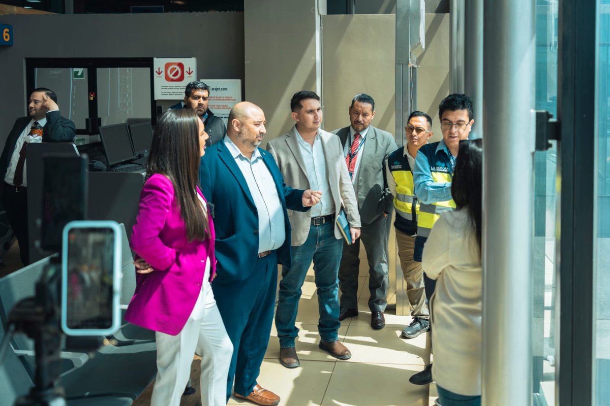 Integrantes de la Comisión de Economía y Comercio Exterior presidida por el diputado Faver Salazar <a href="/FaverSalazar/">Faver E. Salazar</a>, en compañía de las autoridades de la Dirección General de Aeronáutica Civil de Guatemala realizaron una visita a las instalaciones del Aeropuerto Internacional La