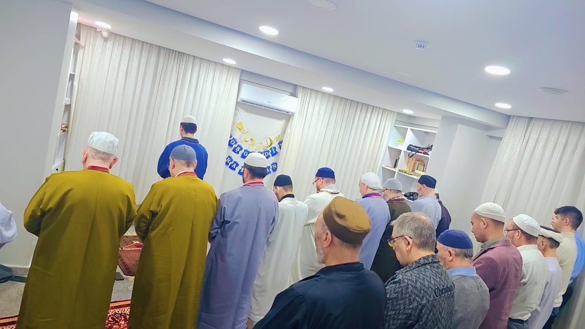 Dünya Türkmenleri Birlik Vakfın da her akşam teravih namazı ( 1 cüz hatimli) kilinmaktadir. Bütün Hemşehrilerimiz yatsı ezanından sonra katılabilir.

Hayirli aksamlar.