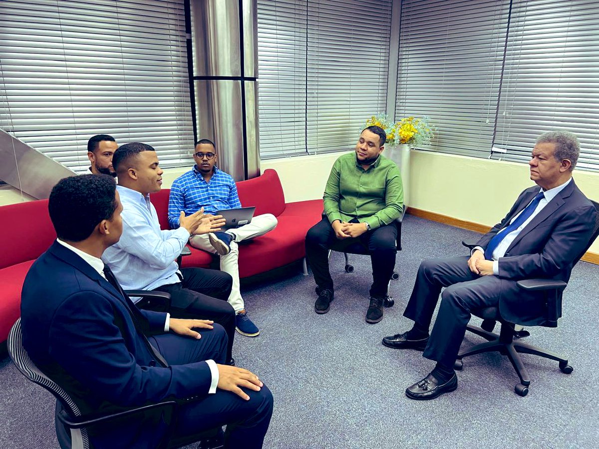 alvarezv02's tweet photo. Me gusta estar rodeado de personas que comparten un compromiso apasionado con su país como lo hace nuestro líder @LeonelFernandez, es por eso y otras razones que apoyo todas sus iniciativas y propósitos 🙏

Estar comprometido al 100% es el 50% del éxito. https://t.co/w52cV9oPJH