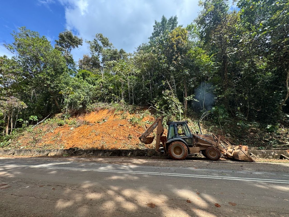 🚧 #teamroadcare 🚧

Kerja-kerja penyelenggaraan kecemasan pembersihan tanah runtuh dan pokok tumbang di FT0064 Seksyen 10.70, Jalan Benta - Jerantut, Daerah Lipis, Pahang Darul Makmur

<a href="/JKRPAHANG/">JKR PAHANG</a> 
<a href="/JKRLIPIS/">JKR LIPIS</a> 
<a href="/Roadcare_HQ/">ROADCARE (M) SDN BHD</a> 
<a href="/Roadcare_Phg/">ROADCARE PAHANG</a> 
<a href="/RcBentong/">Roadcare Bentong & Raub</a>