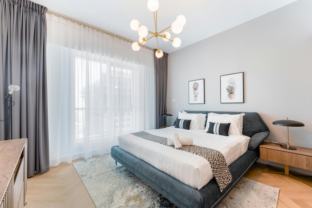 decors0733's tweet photo. Minimalist style meets maximum comfort! ✨🛏️ A platform bed, nightstand &amp; hanging light make the perfect bedroom setup. Shop now to upgrade your space! 🏡💛
👉 https://t.co/pIAVX77Fvz
#BedroomGoals #ModernLiving #HomeDecor #ShopOnline https://t.co/aTAnJ2RCDA
