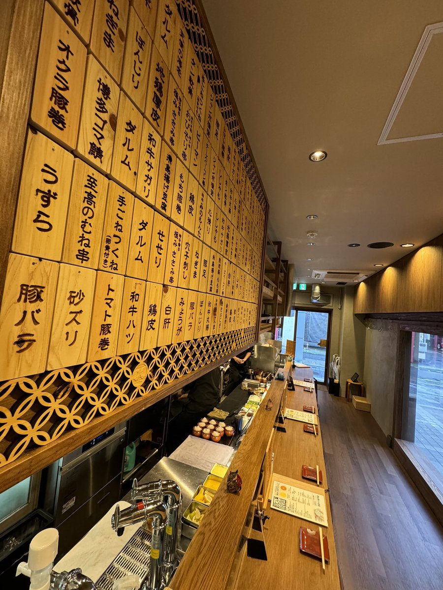 daimyouhete2011's tweet image. 大名へて『弐号店』ただいま改装工事中
リニューアルオープンは28日から！！
店内がめちゃくちゃ綺麗になっていくのを見ながらテンション上がってます笑
もちろん『壱』『参』の姉妹店は12時から元気に営業し鶏ます👍🏻 ̖́-❤︎
#昼飲み #飲み放題1100円 #福岡グルメ
#焼鳥 #水炊き #もつ鍋