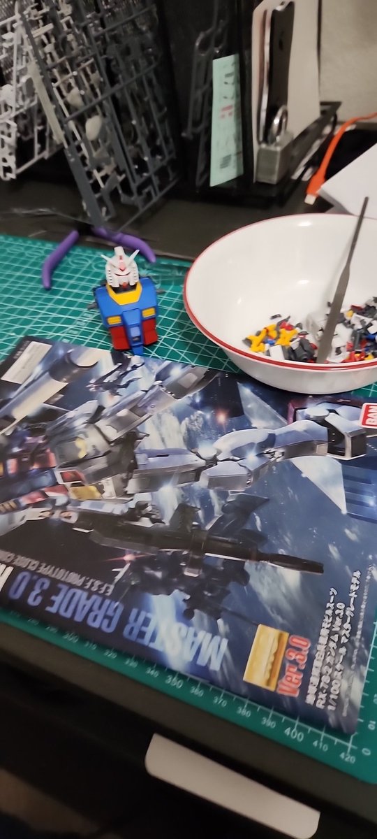 Gonna vibe and try to finish this gunpla kit. feel free to join in an hangout