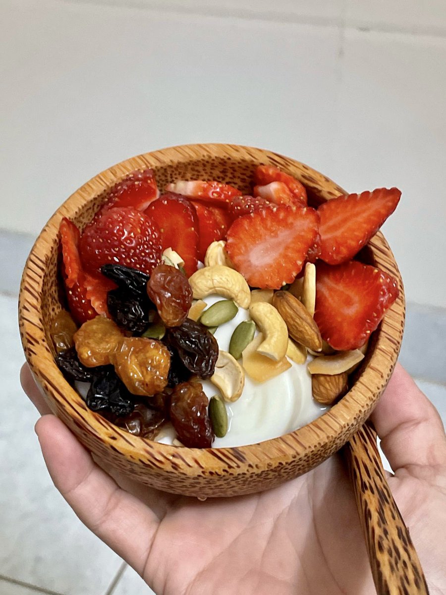 TuuPham2's tweet photo. HEALTHY nhưng mà vẫn HEALING được nha 😜

Bán ế quá lấy hàng ra ăn hết 😅😅😅
- Hạt: Nhà bán
- Nho: nhà bán 
- Dâu Tây và sữa chua: họ bán
Mn cần Healing mà vẫn muốn healthy thì nhắn em nha, đừng ngại! 🤭🤭🤭 https://t.co/oqj62YniEq