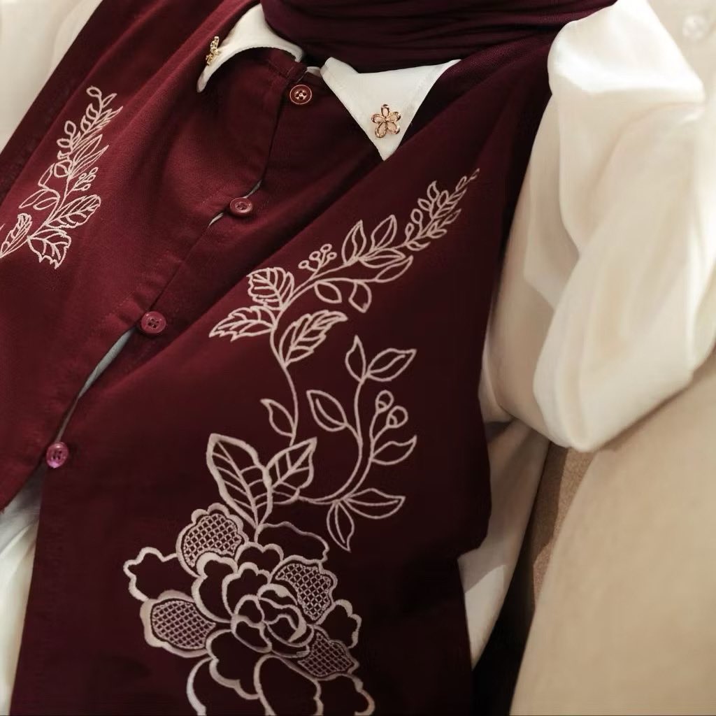 randomsidez's tweet image. Setuju ga kalo vest outer tuh penyelamat kalo punya baju yg terbatas, dengan adanya vest bisa mix n match beragam outfit. 

Vest ini cocok bgt dipake hangout bahkan buat acara formal pun tetap sopan dan cakep 🤩✨