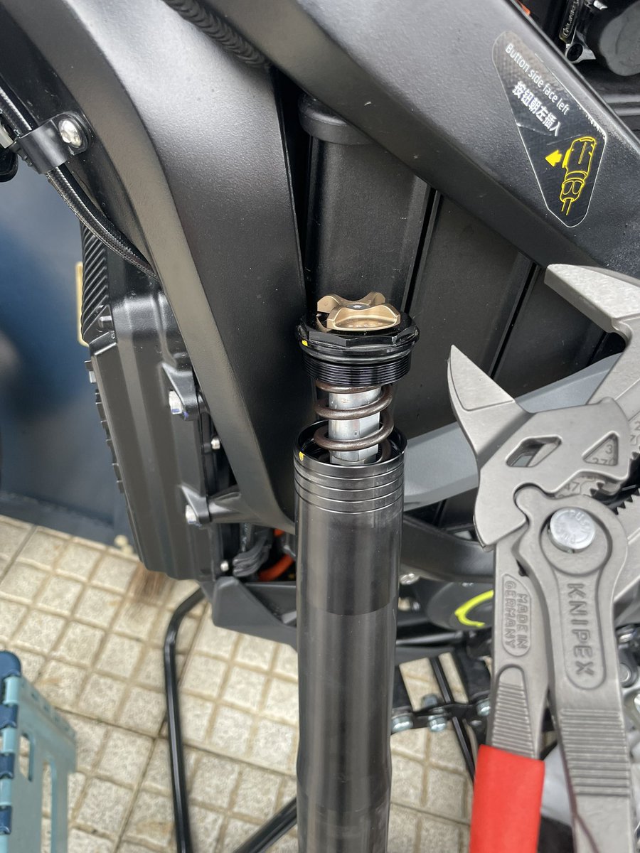 cbr_like's tweet image. とりあえずフォークオイルを20cc抜いてみる。
フォークキャップのトルク測れないのでマーキング。
感覚的に10Nくらい？
こんな緩くていいのか。
#ultrabee
#ウルトラビー