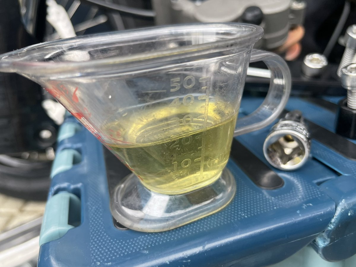 cbr_like's tweet image. とりあえずフォークオイルを20cc抜いてみる。
フォークキャップのトルク測れないのでマーキング。
感覚的に10Nくらい？
こんな緩くていいのか。
#ultrabee
#ウルトラビー