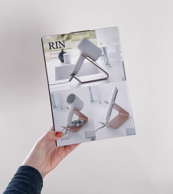 山崎実業 RINのドライヤースタンドtowerからも出てるんだけど、私はRINの木製のやつが好き前は洗面台の引き出しに引っ掛けるものを使ってたんだけどどうにも開閉の邪魔で…これに変えたら温泉の脱衣所みたいになって、めちゃくちゃ使いやすくなった 