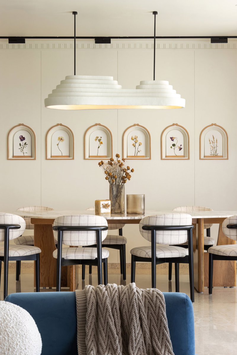 studioipsa's tweet image. All of the #dining in one post ❤️

An organic marble table illuminated with a #custommade layered light installation. 
The gorgeous and comfortable black stained dining chairs. 

The stunning #wallpanel with niches and the delicate artwork adorning the space. 

❤️
.
#interiors