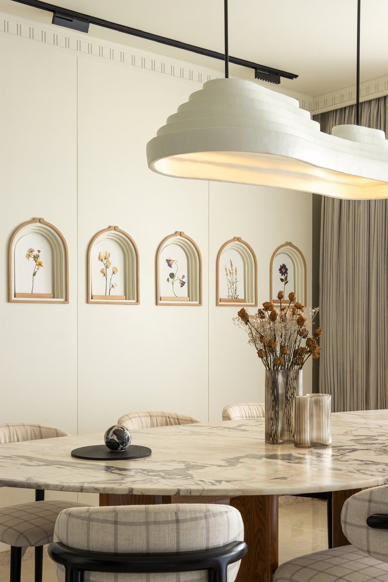 studioipsa's tweet image. All of the #dining in one post ❤️

An organic marble table illuminated with a #custommade layered light installation. 
The gorgeous and comfortable black stained dining chairs. 

The stunning #wallpanel with niches and the delicate artwork adorning the space. 

❤️
.
#interiors