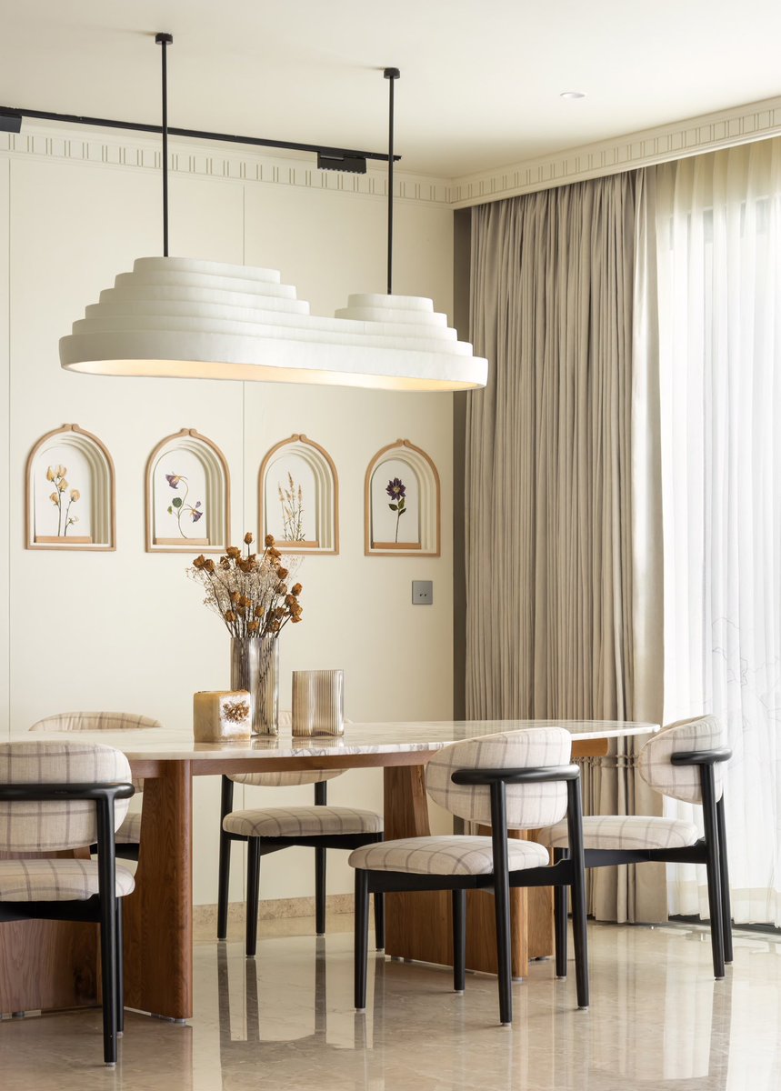 studioipsa's tweet image. All of the #dining in one post ❤️

An organic marble table illuminated with a #custommade layered light installation. 
The gorgeous and comfortable black stained dining chairs. 

The stunning #wallpanel with niches and the delicate artwork adorning the space. 

❤️
.
#interiors