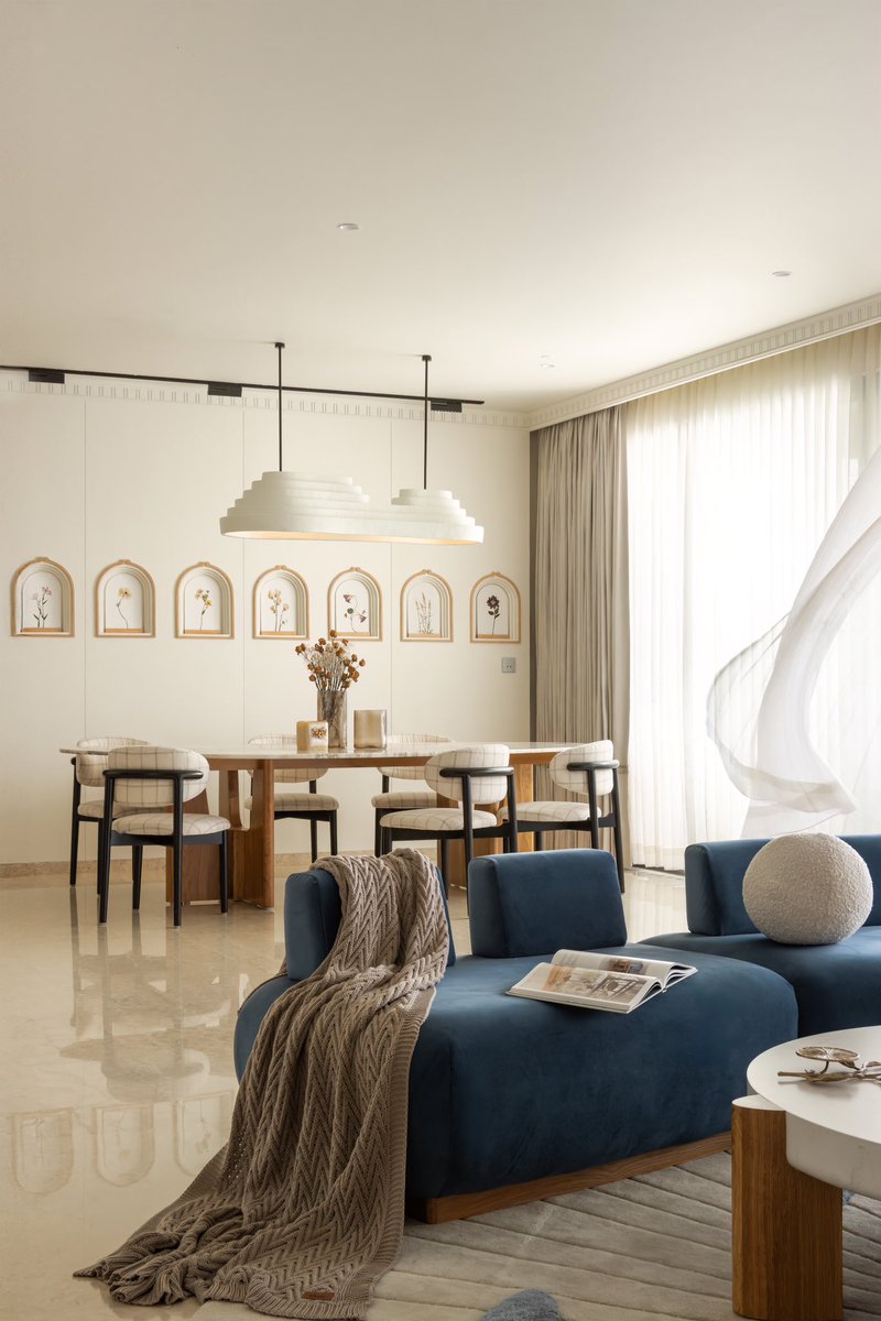 studioipsa's tweet image. All of the #dining in one post ❤️

An organic marble table illuminated with a #custommade layered light installation. 
The gorgeous and comfortable black stained dining chairs. 

The stunning #wallpanel with niches and the delicate artwork adorning the space. 

❤️
.
#interiors