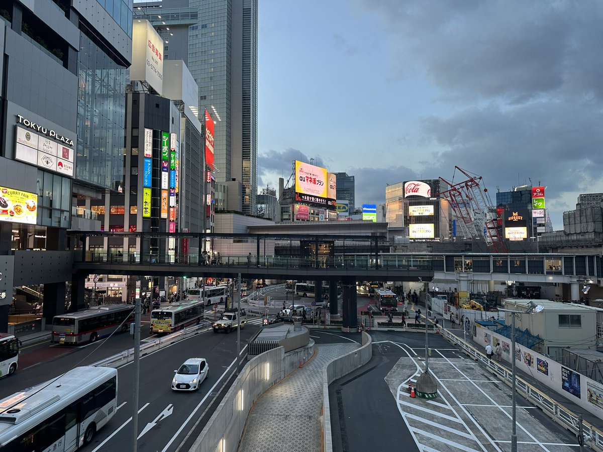 esikars's tweet photo. 東京に行くのはすごく楽しかったです。池袋や渋谷はカッコよかった。😊 でも、浅草寺や東京スカイツリーは行けませんでした。正直に言って、忘れてしまいましたｗｗｗ https://t.co/3jryecpVNz